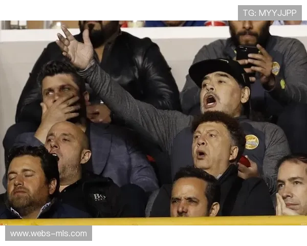 墨西哥圣路易斯波托西科洛塞奥竞技场举办埃斯皮诺萨回乡战,传统音乐点燃主场氛围 墨西哥圣路易斯波托西科洛塞奥竞技场举办埃斯皮诺萨回乡战,传统音乐点燃主场氛围